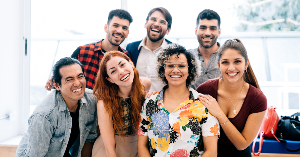 A group of people playing in a yard photo – Free Human Image on Unsplash