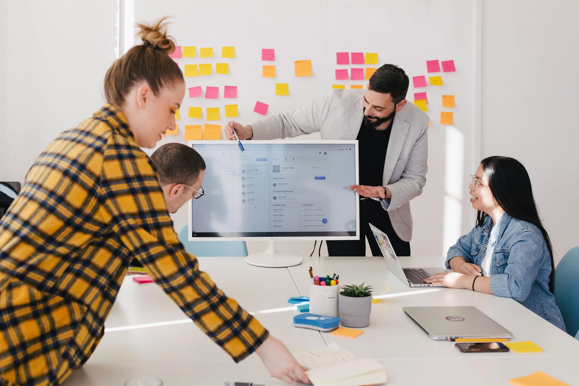 man showing his newly developed content marketing workflows