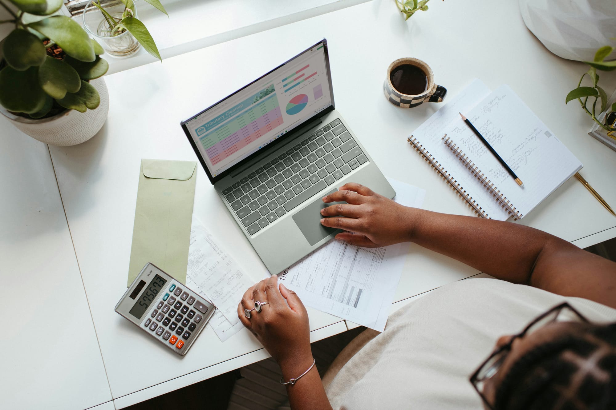 woman using excel sheet to benchmark Cold Email Conversion Rate