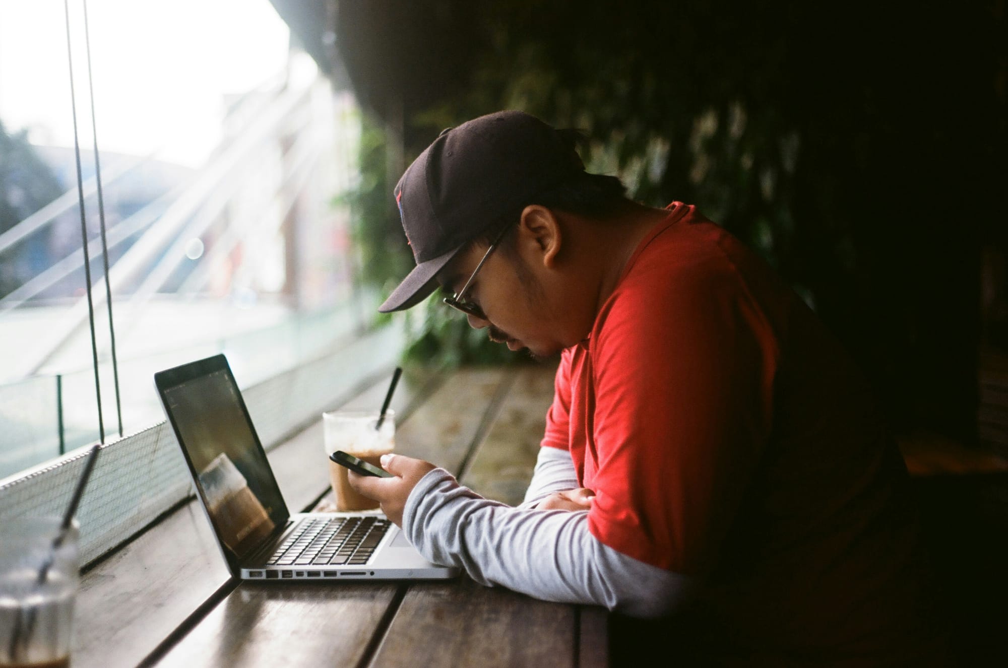 person looking at responses from Cold Email