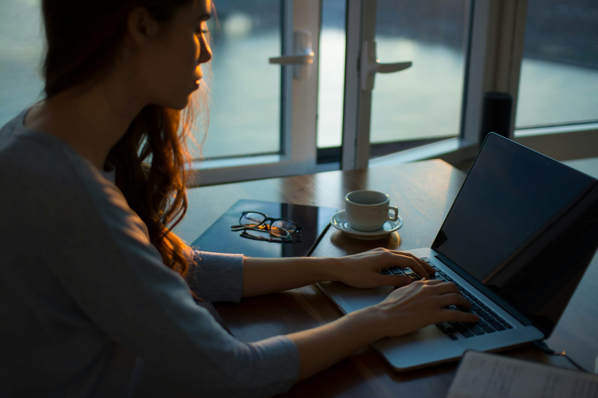 woman looking for Best Time To Send Cold Emails