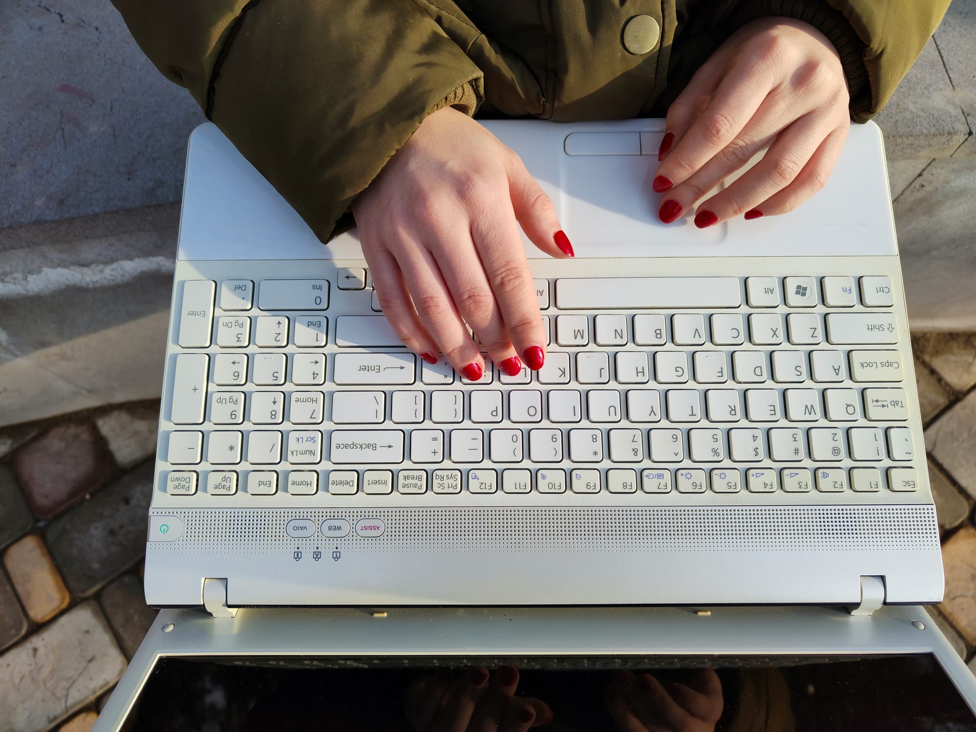 woman researching about good Cold Email Conversion Rate