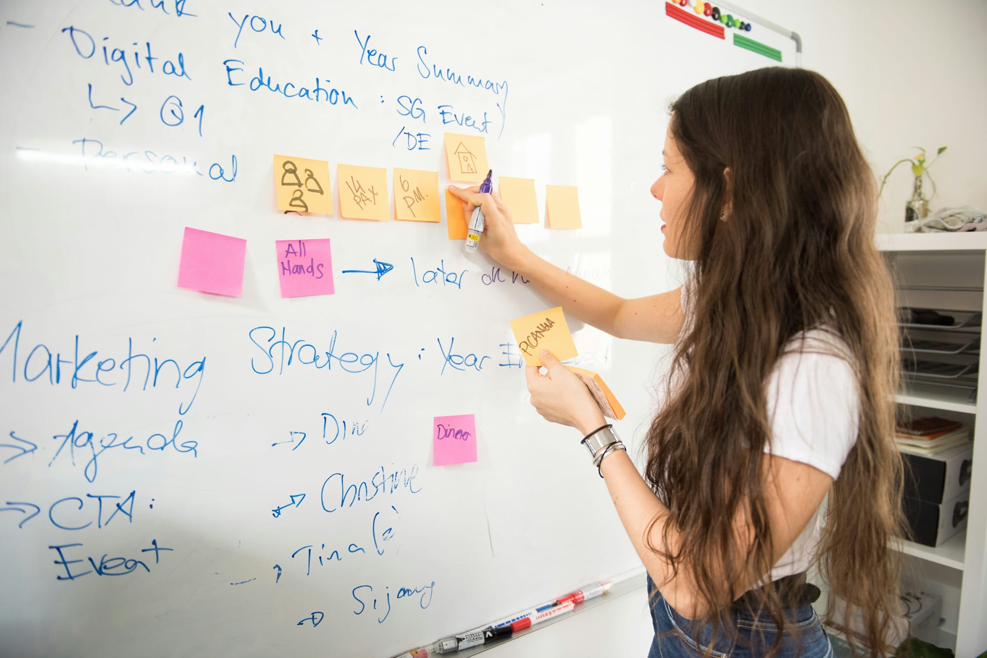 woman in marketing working on Personalized Cold Email Examples